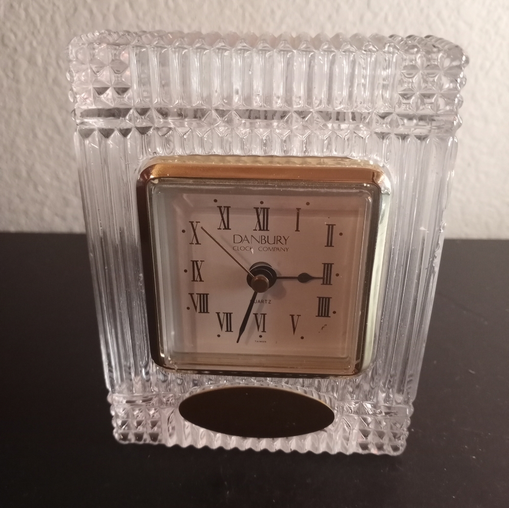 GORGEOUS VTG Danbury 1"x4"x5" Crystal Mantle Clock.